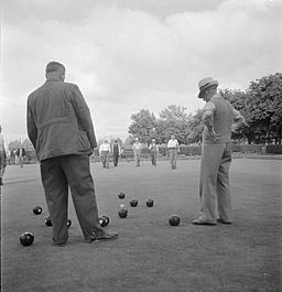 men playing bowls 1945